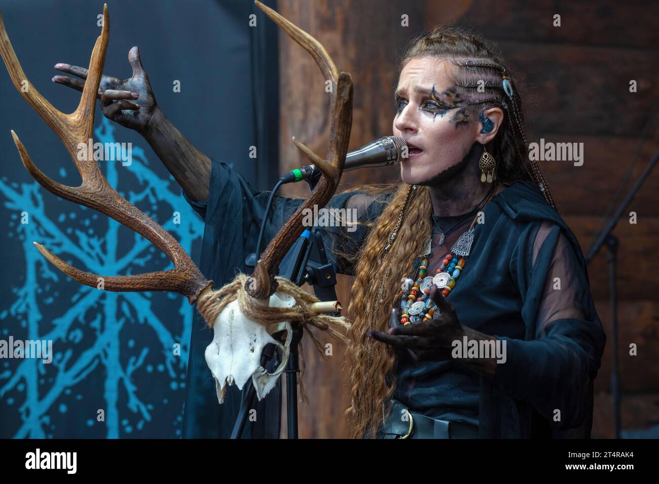 REGIONE DI NOVGOROD, RUSSIA - 5 AGOSTO 2023: Alexandra Sidorova - cantante del gruppo dark folk "Meshchera". Un frammento di un discorso sulla storia Foto Stock