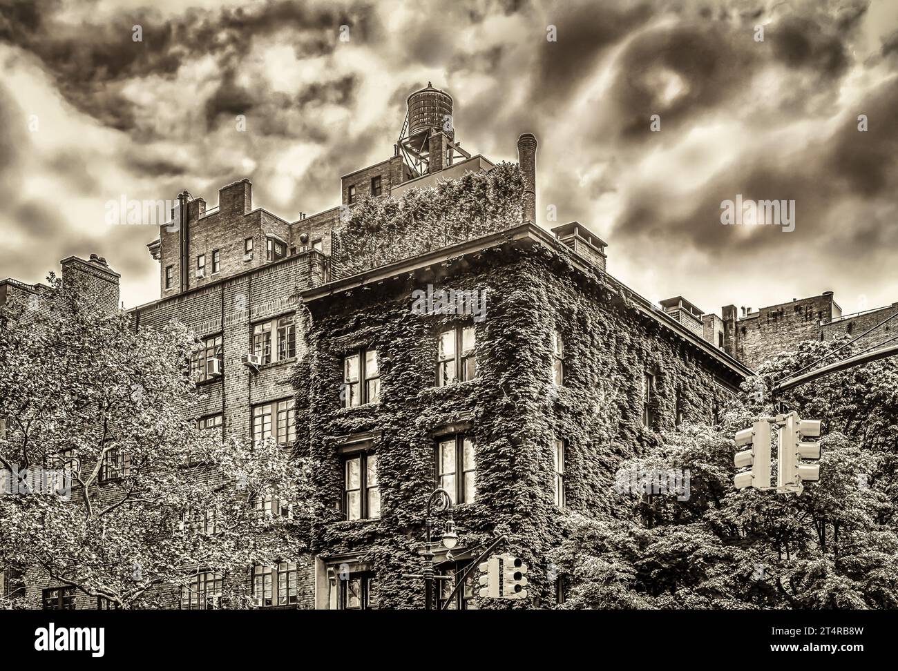 New York City, USA, 14 maggio 2018, cima di un edificio con piante rampicanti sulla sua facciata a Irving Place, Manhattan Foto Stock