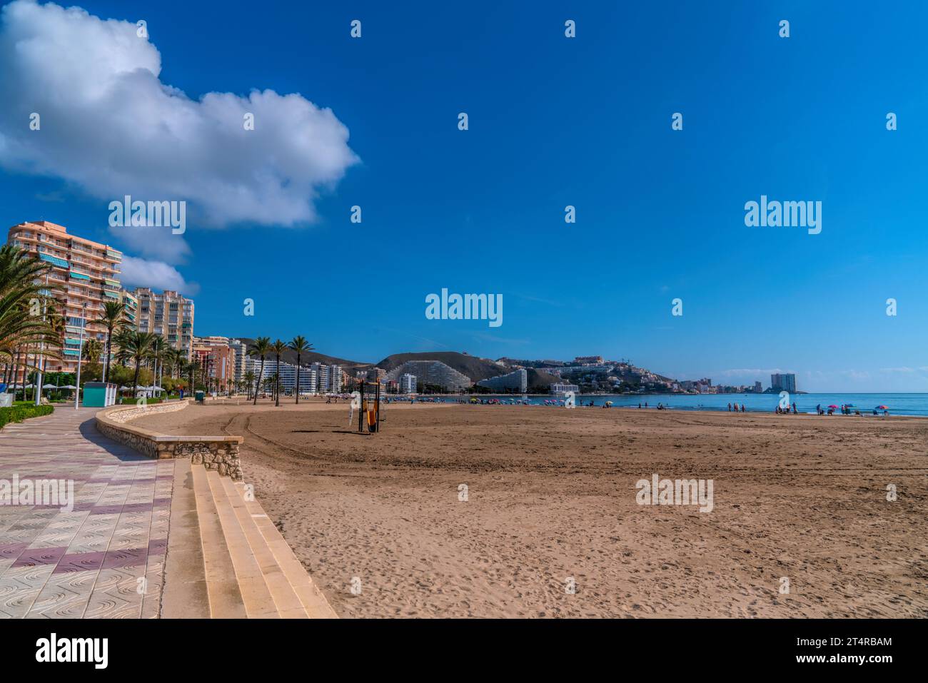 Spiaggia di Platja Sant Antoni Cullera Comunità Valenciana Spagna bellissima destinazione turistica costa mediterranea mare blu e cielo in estate Foto Stock