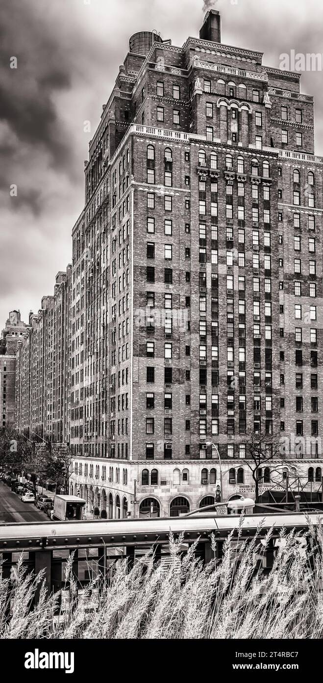 New York City, New York, USA, 16 gennaio 2018, vista dalla High Line, The London Terrace, un complesso di appartamenti situato a Chelsea, Manhattan Foto Stock