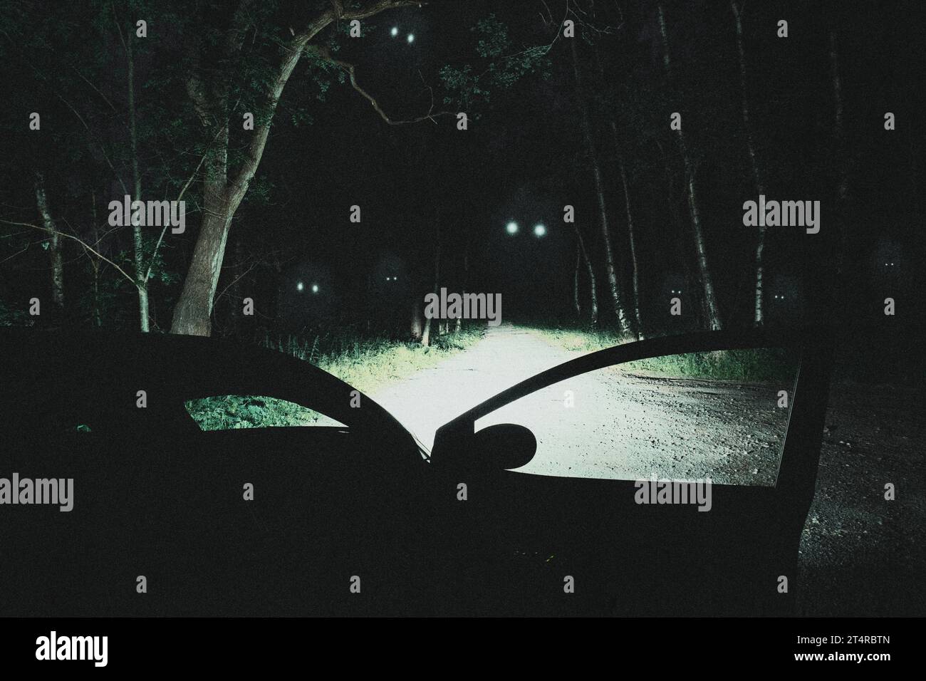 Spettrali fantasmi carini con occhi luminosi. Galleggiare in una foresta infestata. Con un'auto che si ferma su una strada di notte. Foto Stock