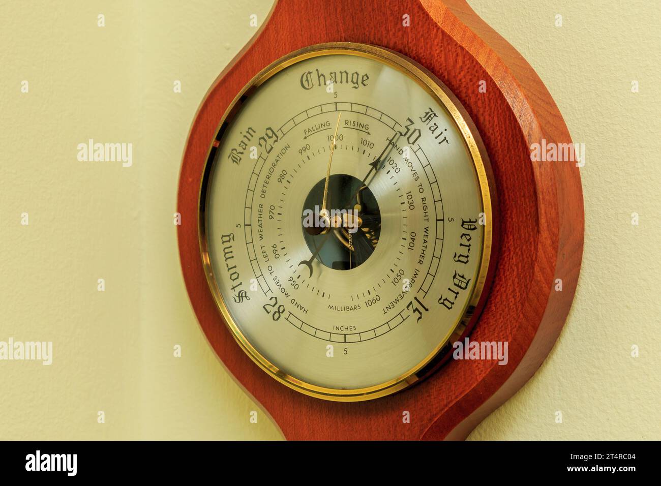 Primo piano del quadrante di un barometro analogico che indica condizioni meteorologiche favorevoli Foto Stock