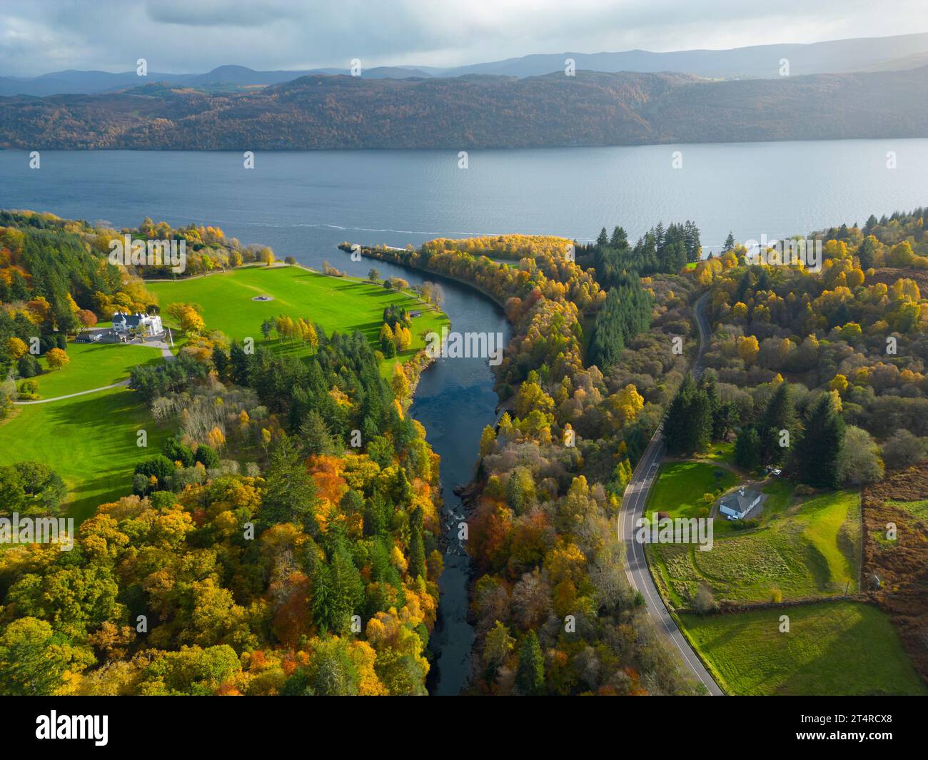 Vista aerea del fiume Moriston che sfocia nel Loch Ness con colori autunnali a Invermoriston, Scozia, Regno Unito Foto Stock