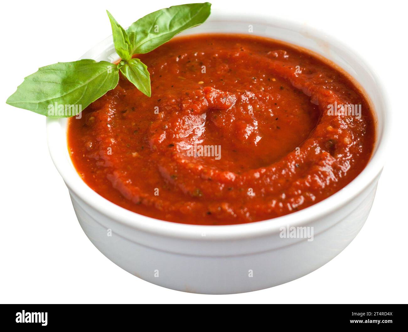 Salsa di pomodoro fatta in casa per la pizza in un recipiente bianco servito con pomodori freschi maturi e basilico, isolato su fondo bianco. Foto Stock