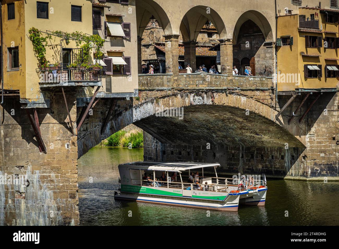 Firenze, Italia — 1 settembre 2023. Un tour in barca sul fiume Arno scivola sotto il Ponte Vecchio. Foto Stock