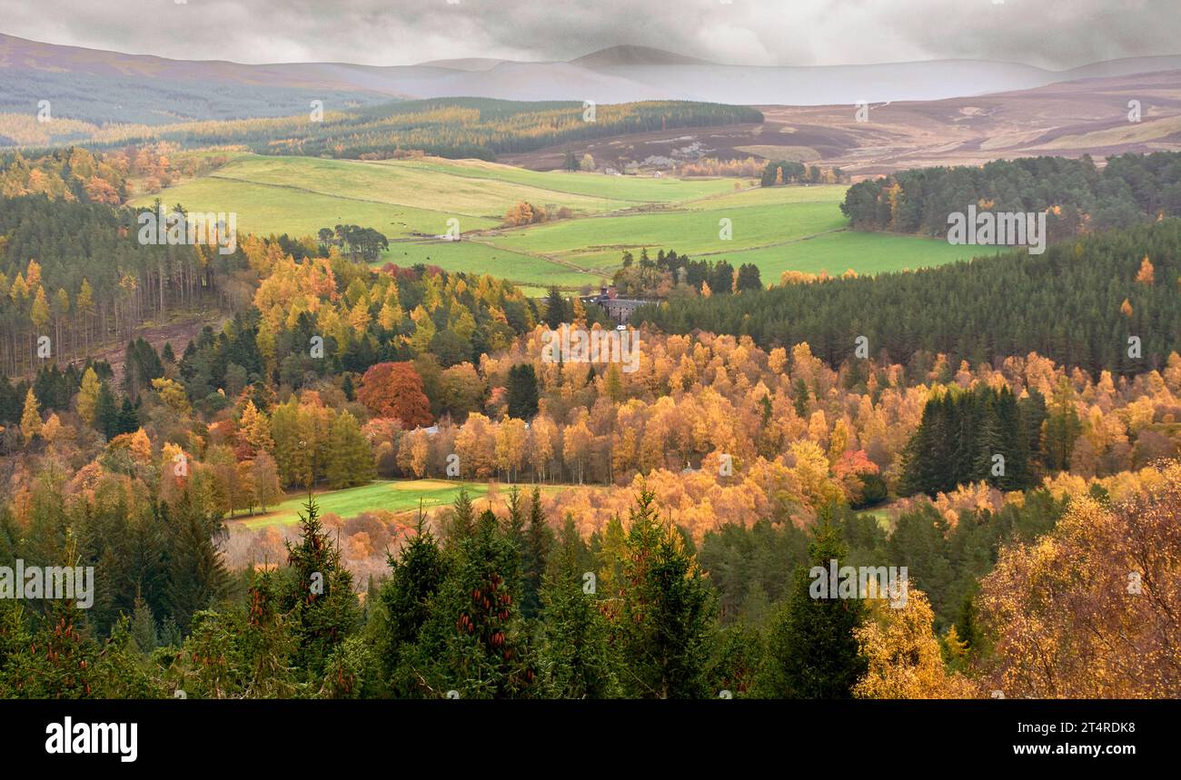 Balmoral Estates Crathie Scozia guardando la valle di Dee, passando accanto alla distilleria, per appannare colline coperte, alberi colorati e foglie in autunno Foto Stock