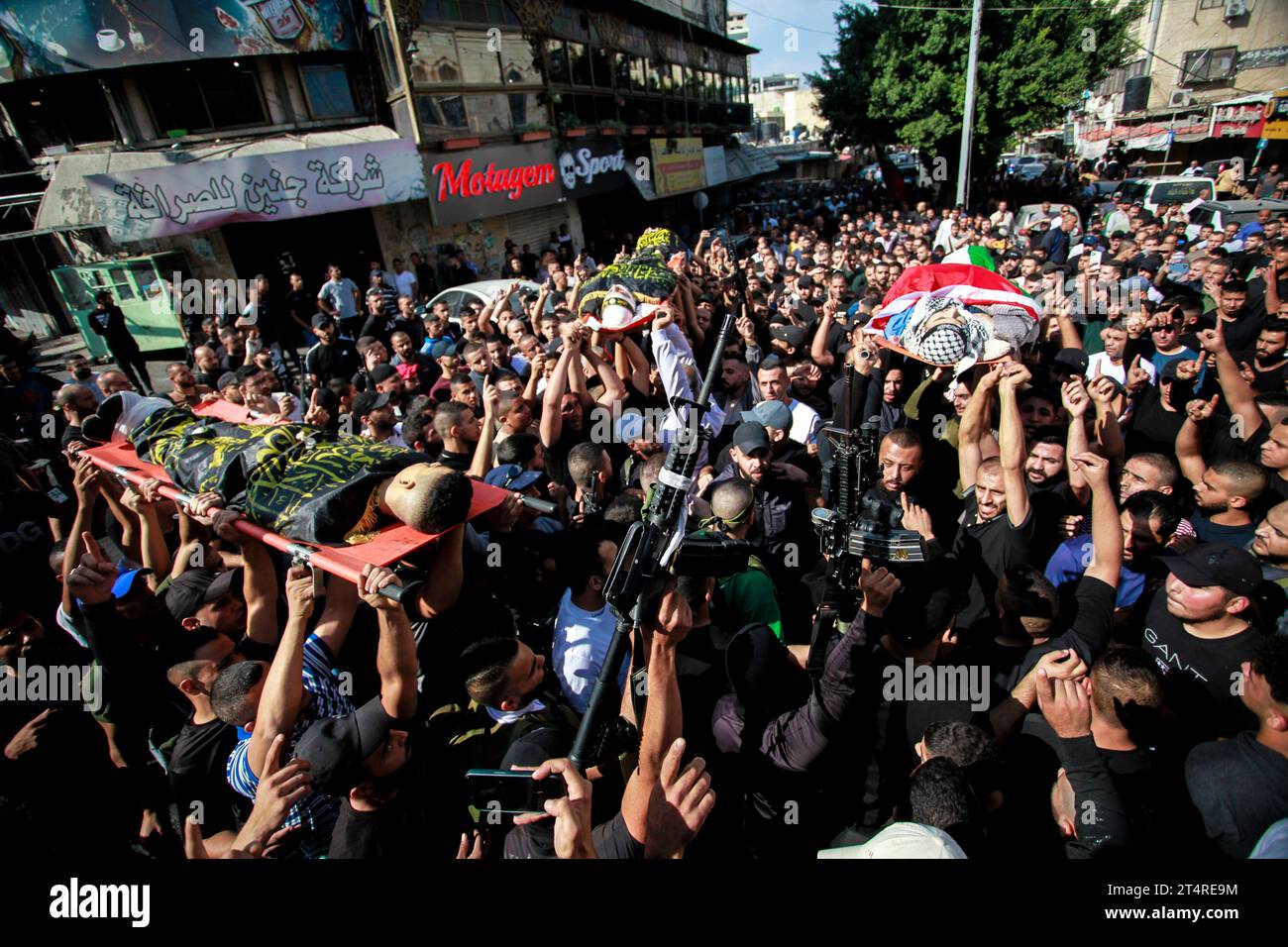 NOTA DELL'EDITORE: L'immagine raffigura i deathMourners che trasportano i corpi di tre palestinesi uccisi in un raid militare israeliano in un campo profughi di Jenin nella Cisgiordania settentrionale occupata. (Foto di Nasser Ishtayeh / SOPA Images/Sipa USA) Foto Stock