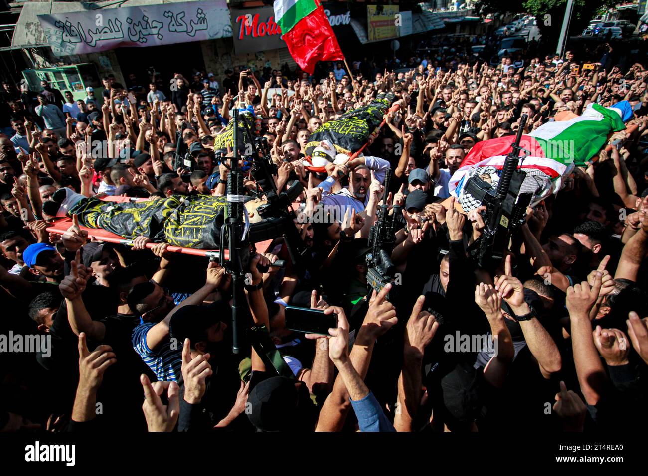 NOTA DELL'EDITORE: L'immagine raffigura i deathMourners che trasportano i corpi di tre palestinesi uccisi in un raid militare israeliano in un campo profughi di Jenin nella Cisgiordania settentrionale occupata. (Foto di Nasser Ishtayeh / SOPA Images/Sipa USA) Foto Stock
