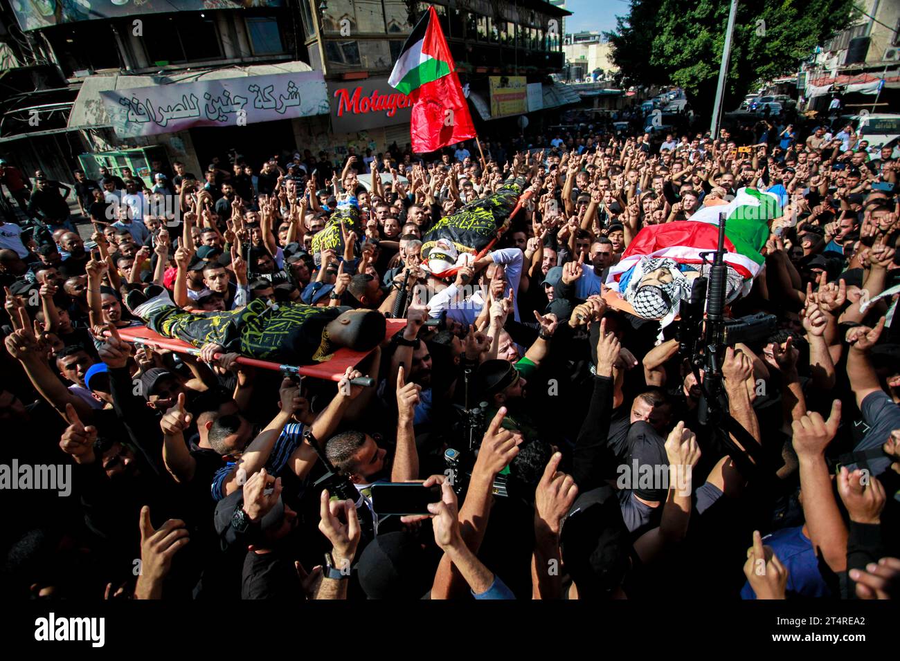 NOTA DELL'EDITORE: L'immagine raffigura i deathMourners che trasportano i corpi di tre palestinesi uccisi in un raid militare israeliano in un campo profughi di Jenin nella Cisgiordania settentrionale occupata. (Foto di Nasser Ishtayeh / SOPA Images/Sipa USA) Foto Stock