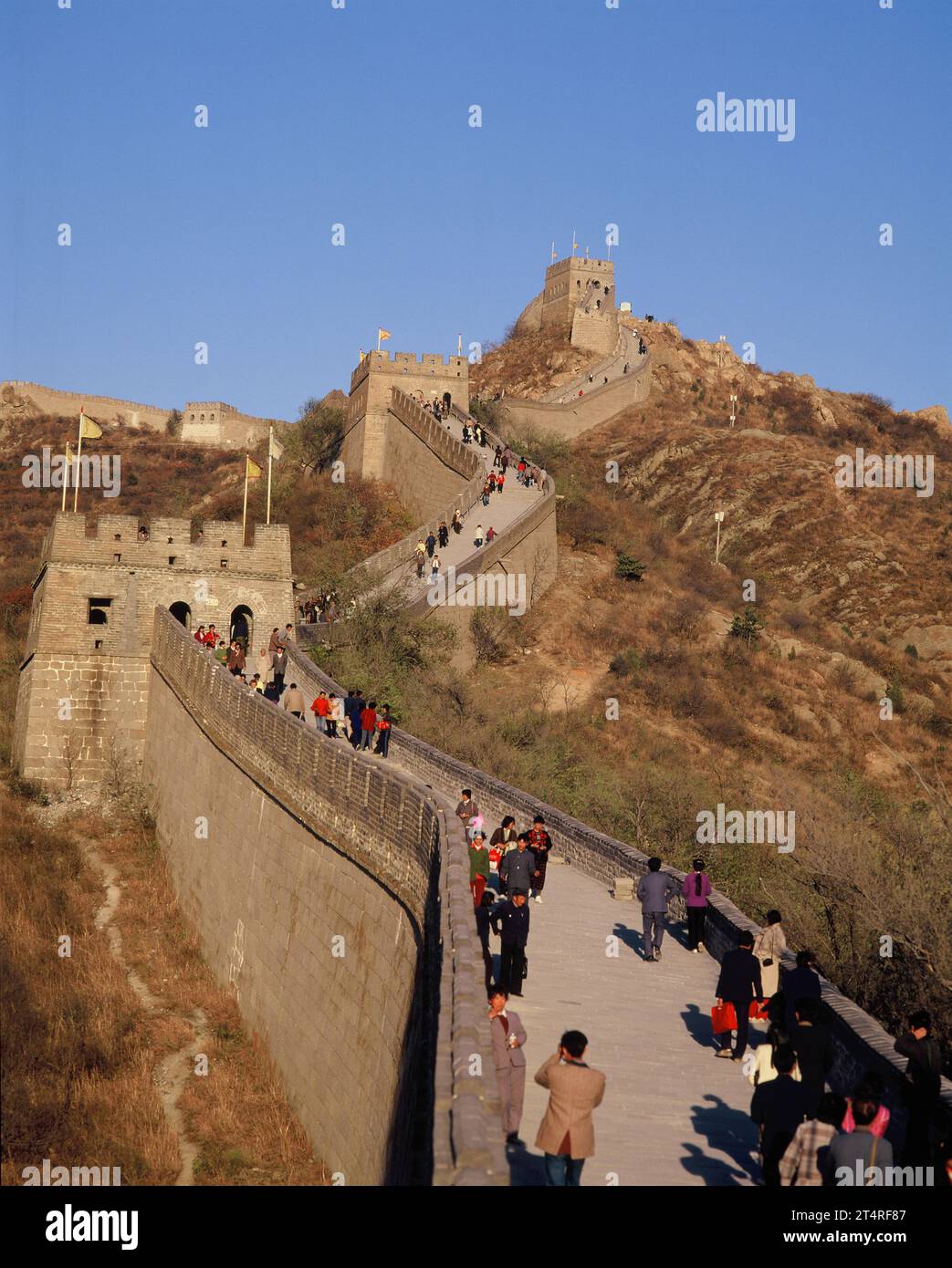 Cina. Zona di Pechino. La grande Muraglia con i turisti. Foto Stock