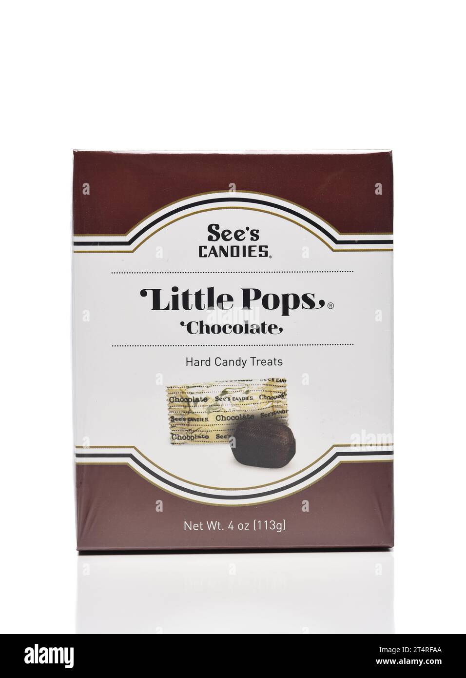 IRVINE, CALIFORNIA - 1 novembre 2023: Una scatola di caramelle Says Candies Little Pops Chocolate Hard Candy Treats. Foto Stock