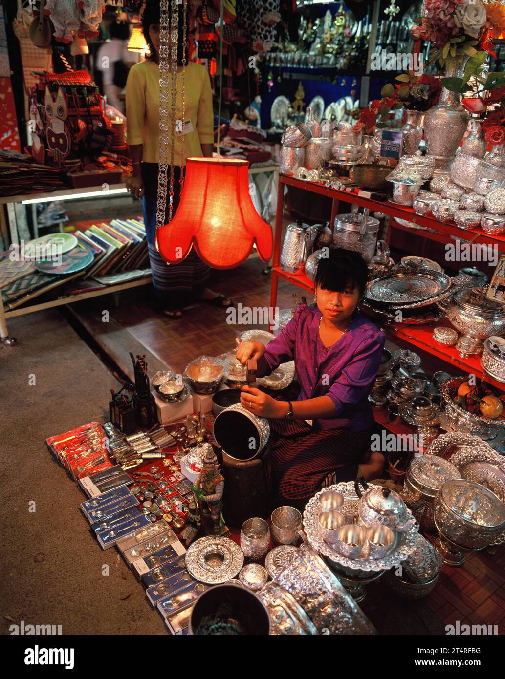 Thailandia. Bangkok. Giovane lavoratrice di argenteria. Foto Stock