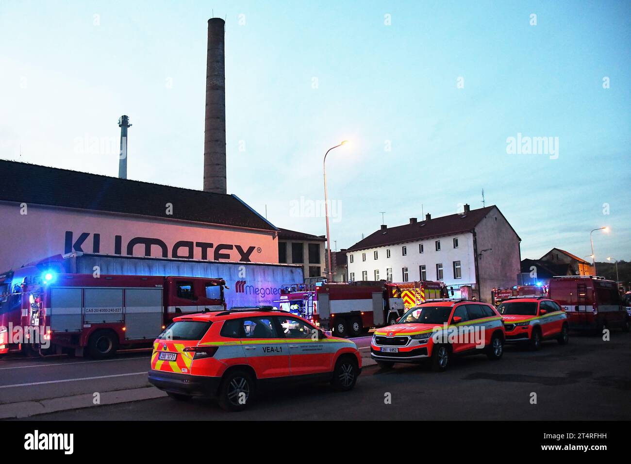I vigili del fuoco della regione della Moravia meridionale intervengono in un incendio in un capannone industriale (edificio) a Letovice, Repubblica Ceca, 1° novembre 2023 (CTK Photo/Petr Foto Stock