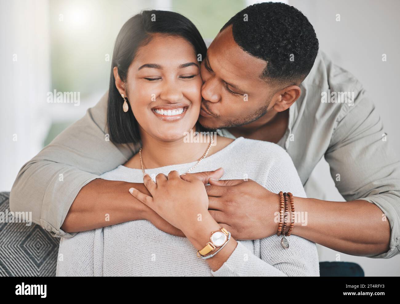 Amante moglie anziana che dà la scatola regalo di compleanno a marito  felice e baciare l'uomo in guancia, fuoco selettivo sul presente Foto stock  - Alamy