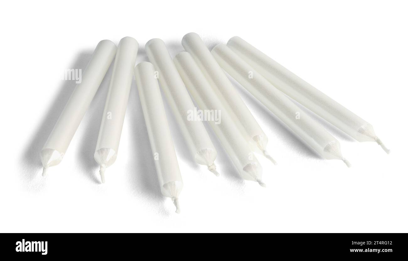 Candele di compleanno sottili tagliate su bianco. Foto Stock