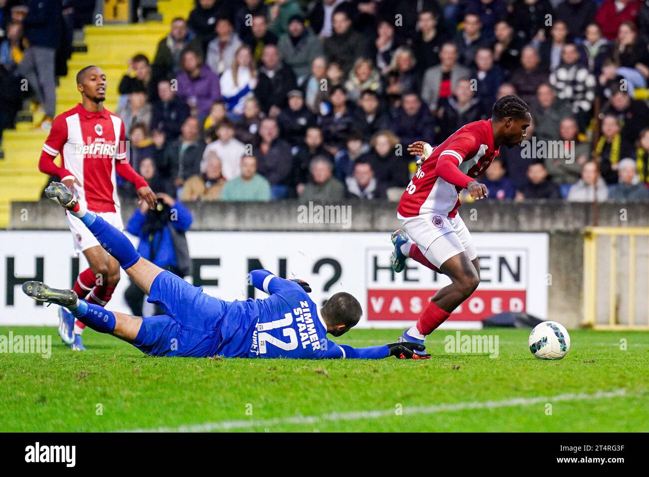 Lier, Belgio. 1 novembre 2023. LIER, BELGIO - 1° NOVEMBRE: Jarno de Smet di Lierse K. che prende il pallone di George Ilenikhena del Royal Anversa FC durante la partita della Croky Cup tra Lierse K. e Royal Antwerp FC all'Herman Vanderpoortenstadion il 1° novembre 2023 a Lier, Belgio (foto di Rene Nijhuis/Orange Pictures) credito: Orange Pics BV/Alamy Live News Foto Stock