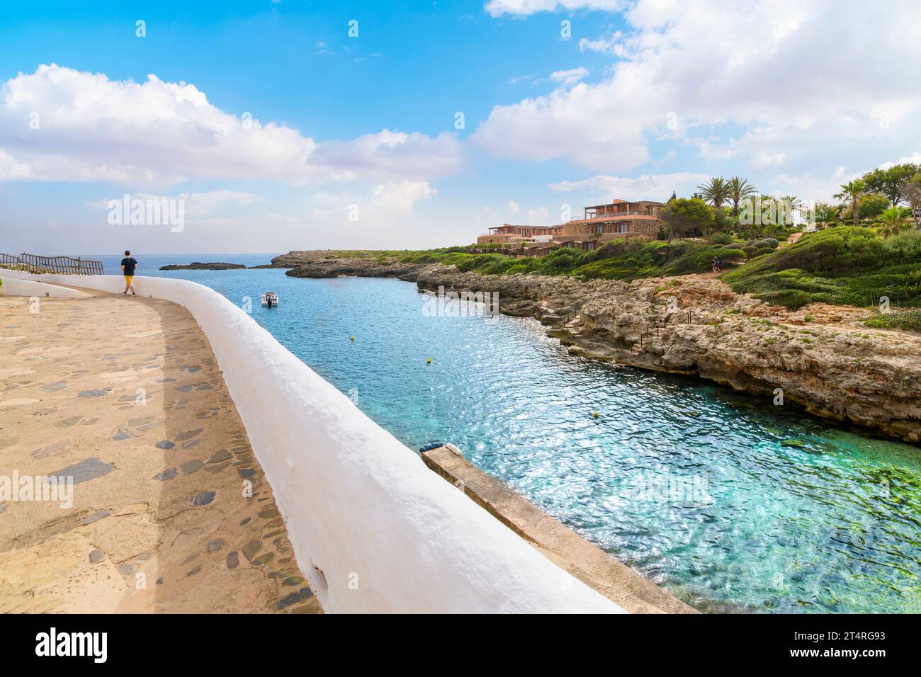 Una piccola insenatura lungo il Mar Mediterraneo presso il villaggio di Binibeca Vell, in Spagna, sull'isola Baleari di Minorca. Foto Stock