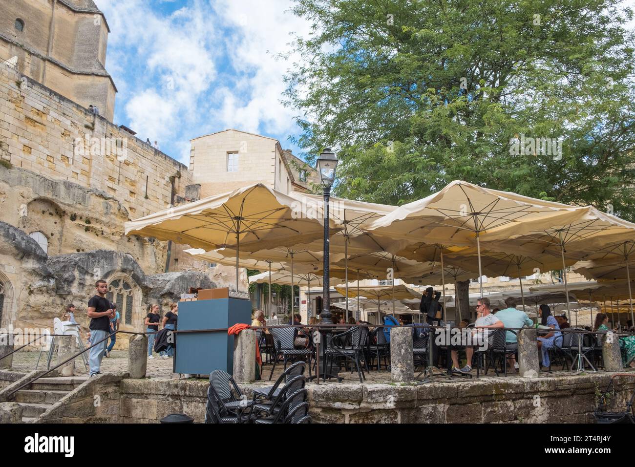 Persone sedute fuori da un ristorante nel grazioso villaggio di Saint Emilion a Bordeaux, in Francia Foto Stock