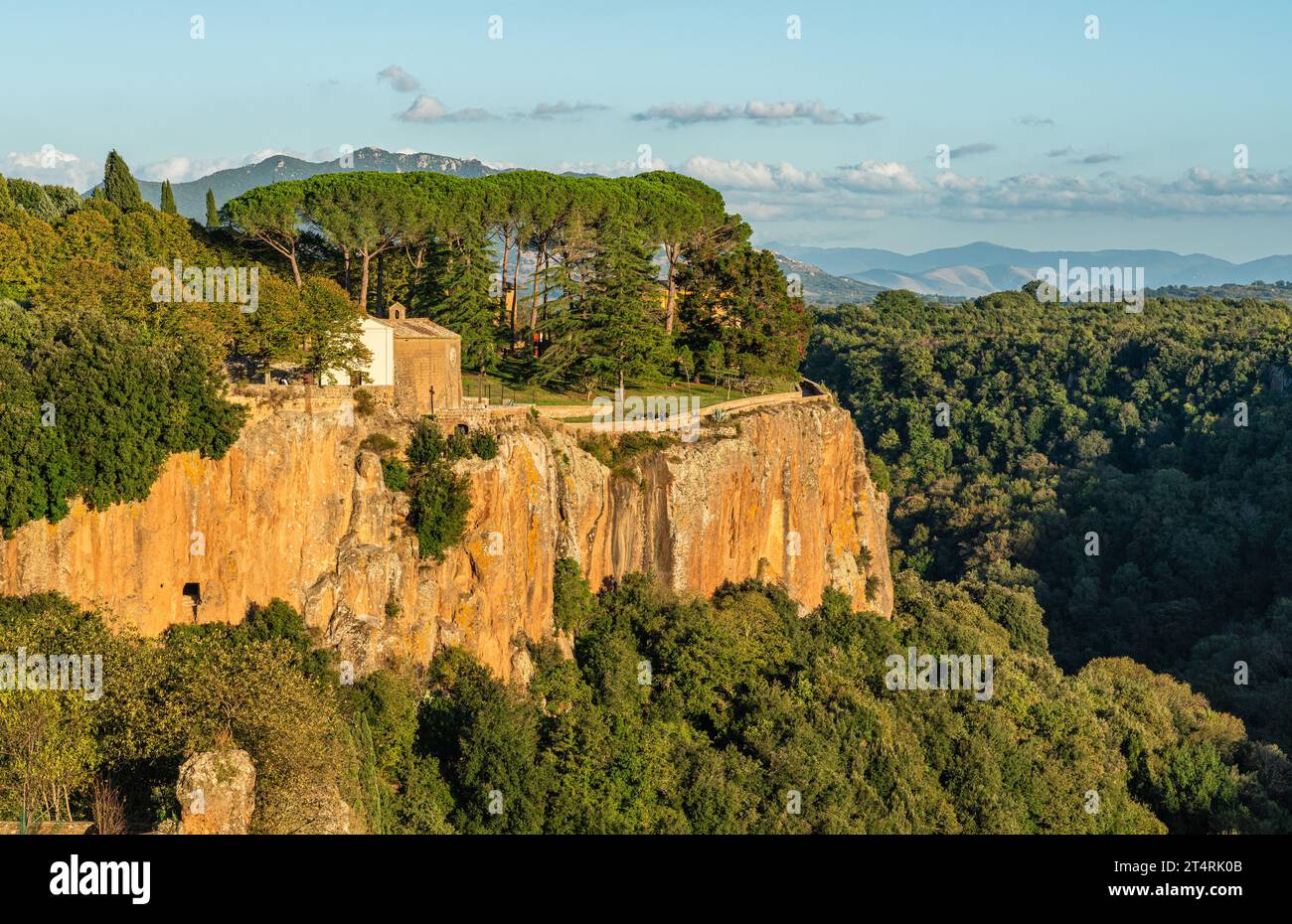 Visita nel tardo pomeriggio al monastero di San Michele Arcangelo, a Castel Sant'Elia. Provincia di Viterbo, Lazio, Italia. Foto Stock