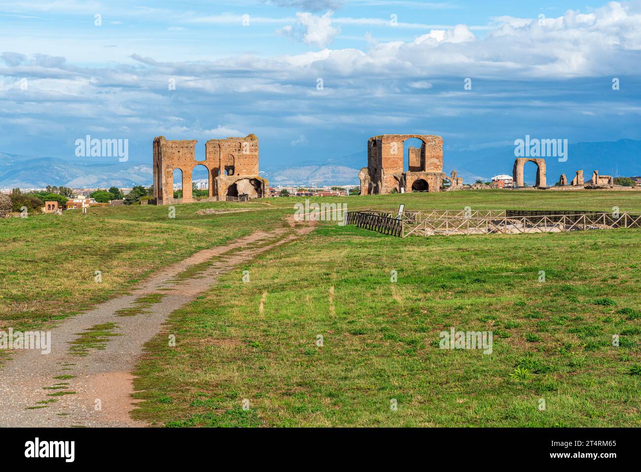 Vista panoramica lungo l'antica via Appia Antica a Roma. Foto Stock