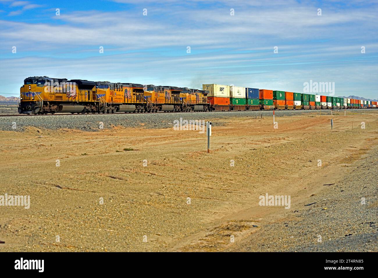 Il treno Union Pacific Intermodal Freight a doppio strato si trova in direzione ovest verso Long Beach vicino a Niland sulla Sunset Route nella California meridionale. Foto Stock