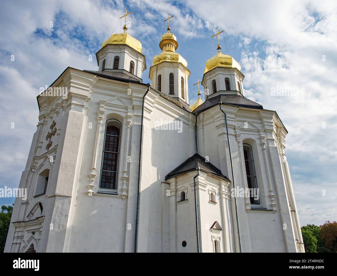 La chiesa di Caterina a Chernihiv, una squisita chiesa ortodossa bianca adornata da scintillanti cupole dorate, mostra l'essenza del barocco ucraino A. Foto Stock