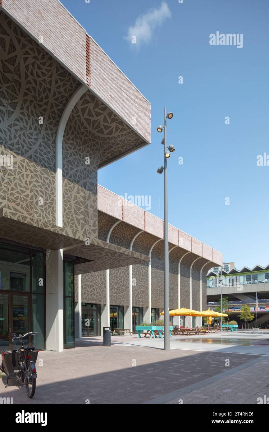 Esterno a metà pomeriggio con cielo limpido. Theater Zuidplein, Rotterdam, Rotterdam, Paesi Bassi. Architetto: De Zwarte Hond, 2020. Foto Stock