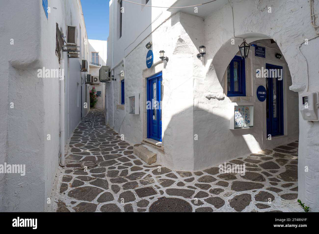 Strade in pietra di Parikia la mattina a Paros, in Grecia Foto Stock