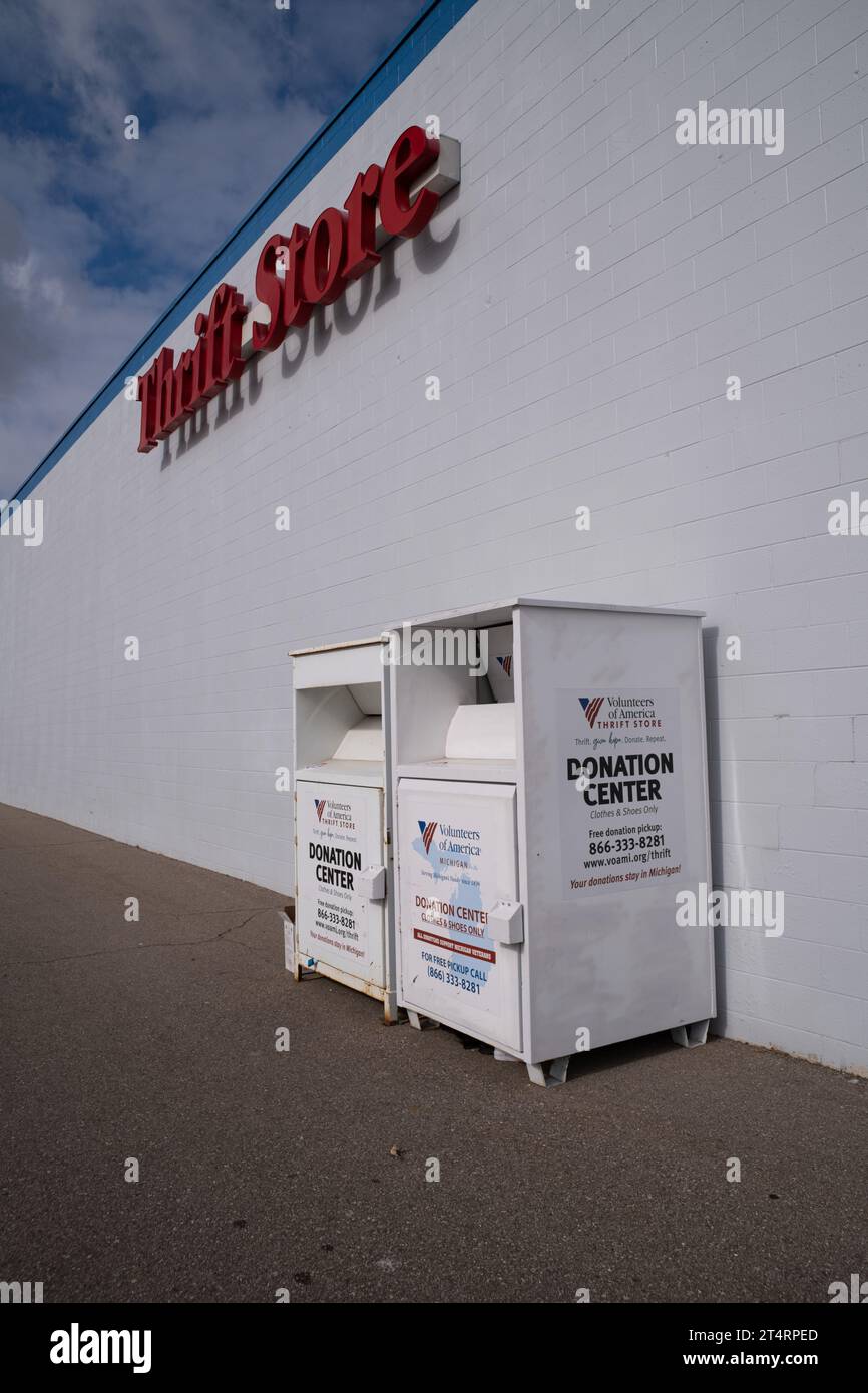 Esterno dell'American Thrift Store, con drop box per donazioni Foto Stock