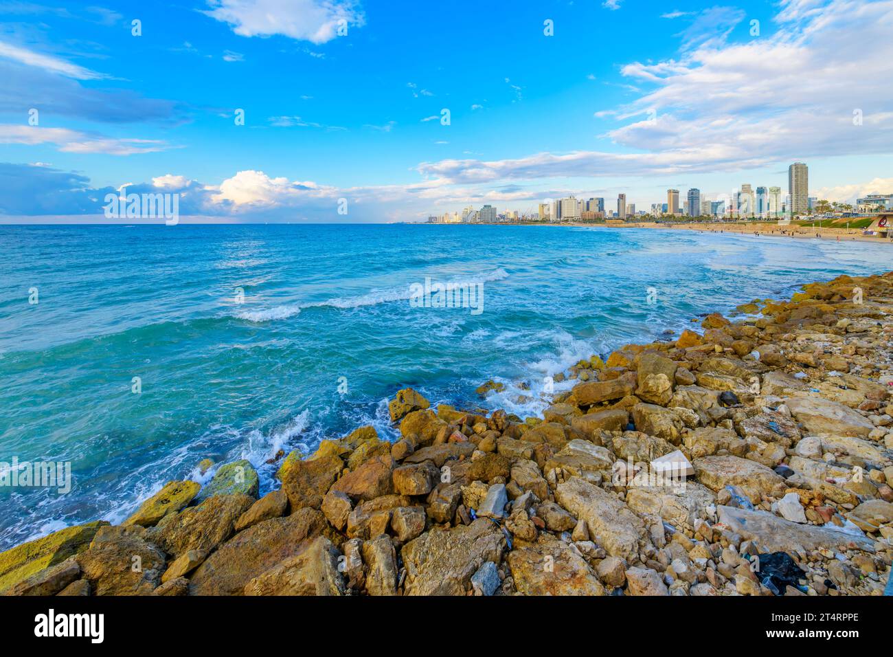 Vista dello skyline della città costiera e delle spiagge di Tel Aviv, Israele, dall'antica città di Jaffa, lungo il Mar Mediterraneo. Foto Stock