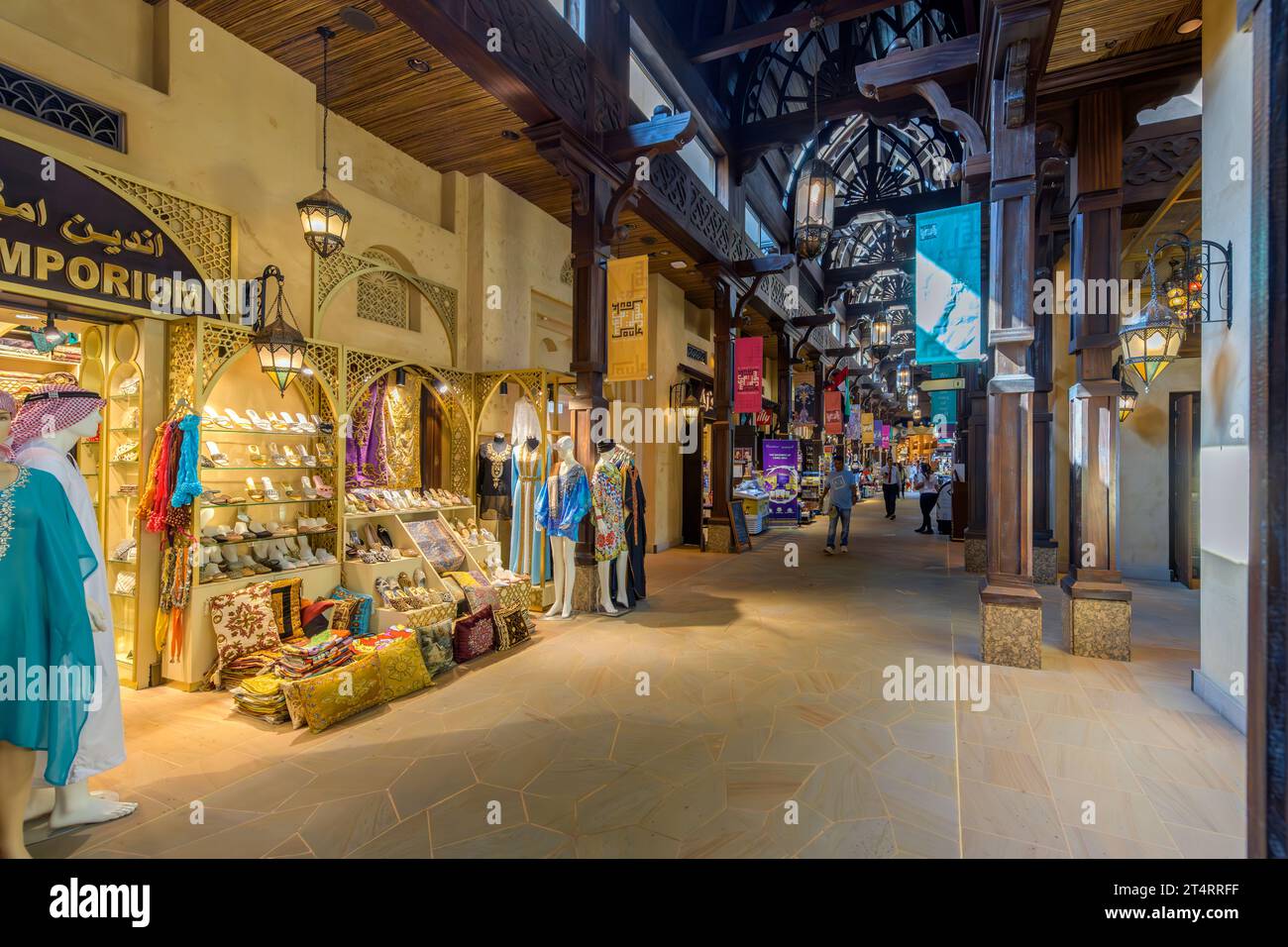 Negozi colorati che vendono articoli da regalo, souvenir e abbigliamento all'interno del Souk Madinat Jumeirah, un esclusivo mercato e centro commerciale a Dubai, Emirati Arabi Uniti Foto Stock