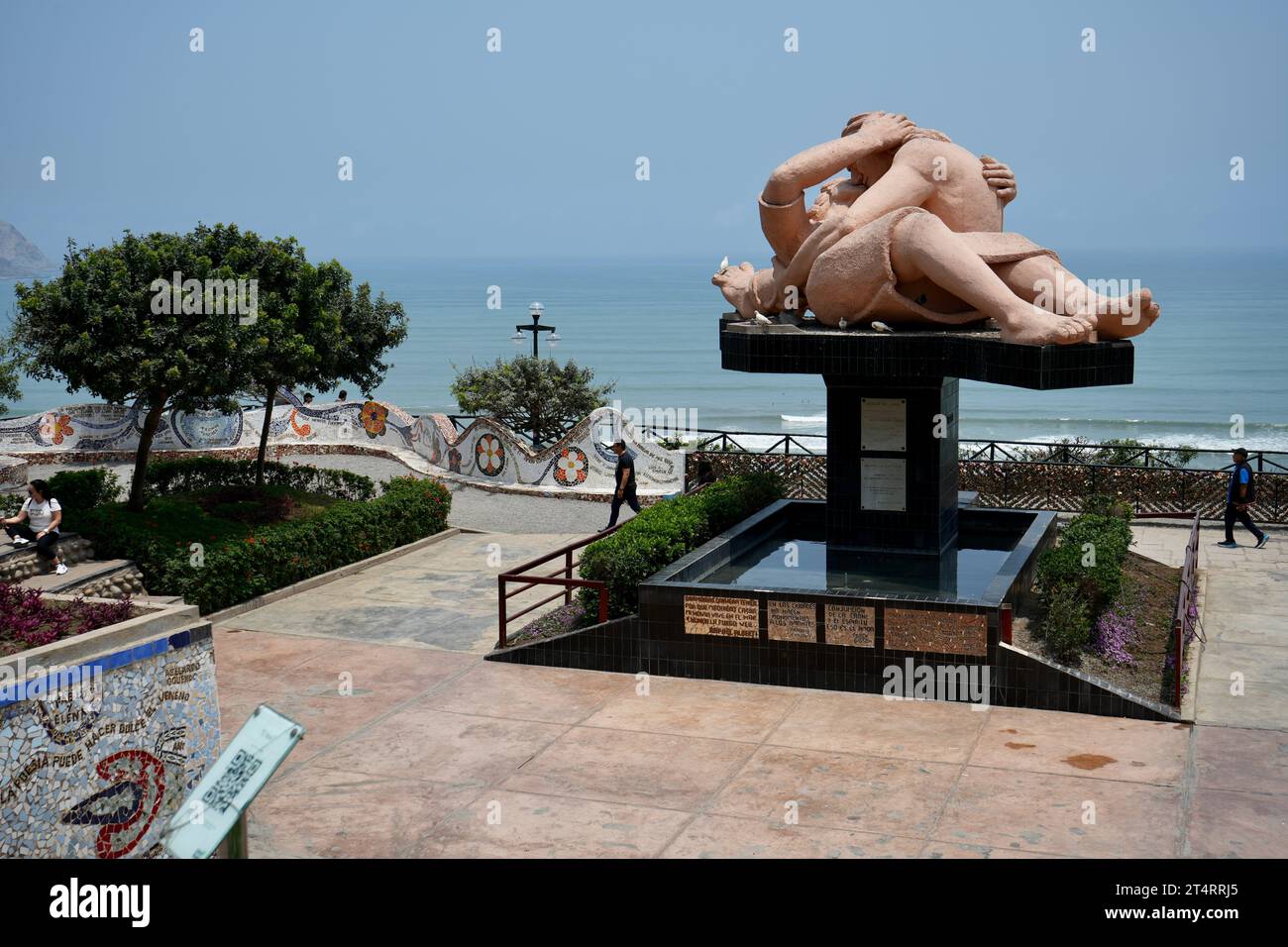 El Beso (il bacio). Una grande scultura nel "Parque del Amor" (Parco dell'amore) vicino all'Oceano Pacifico. Miraflores, Perù. Foto Stock