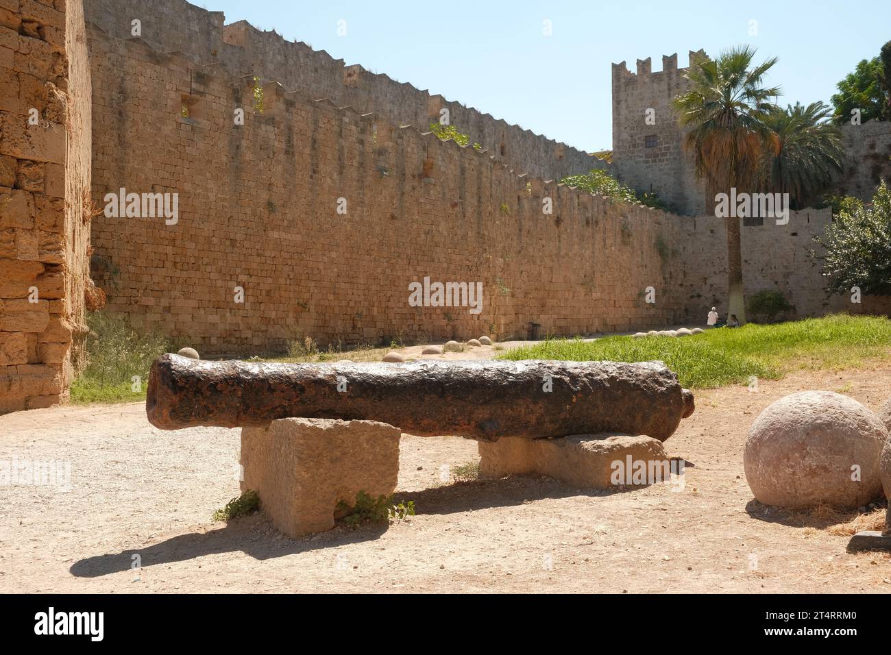 Vista del vecchio cannone e delle mura della città vecchia dalla città vecchia di Rodi in Grecia. Foto Stock