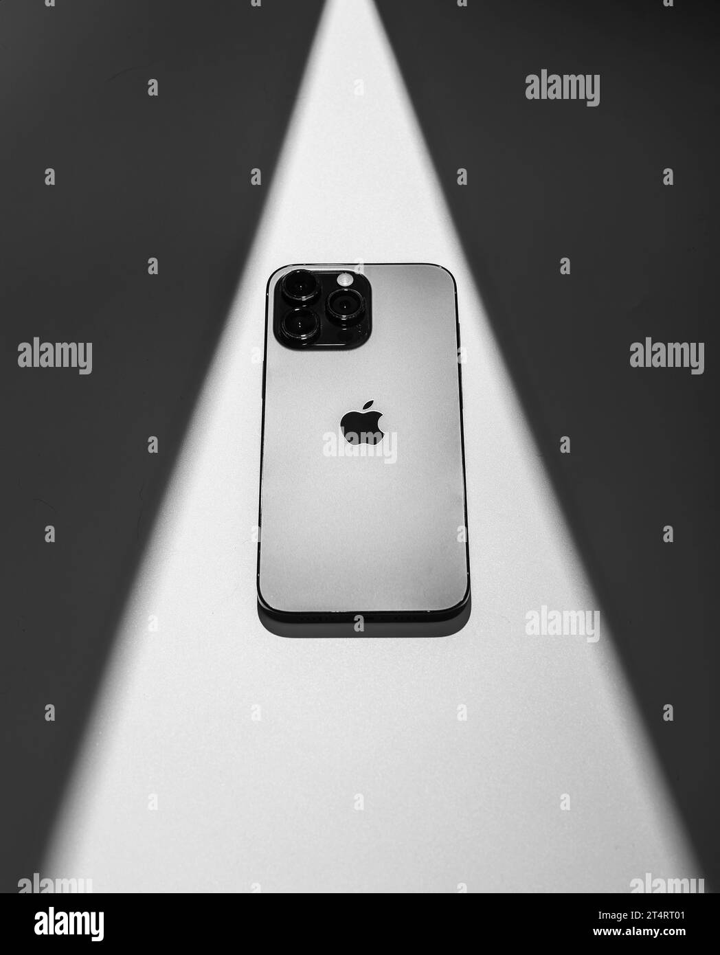 Berlino, Germania ottobre 30 2023 iPhone 14 pro, retro con fotocamera e logotipo Apple nel fascio di luce Foto Stock