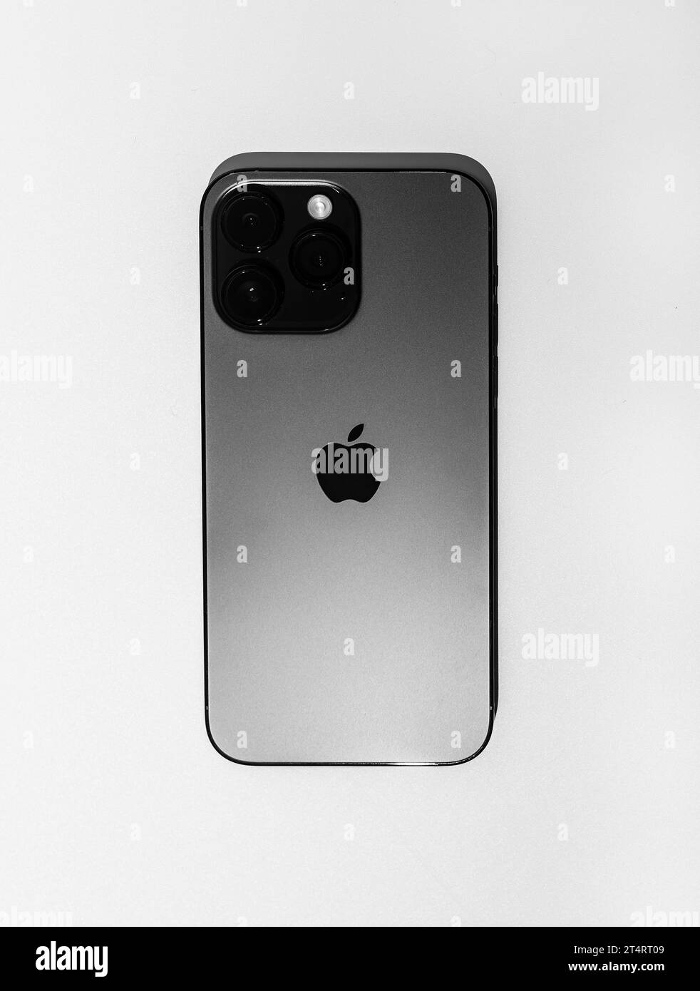 Berlino, Germania ottobre 30 2023 iPhone 14 pro, retro con fotocamera e logo Apple Foto Stock
