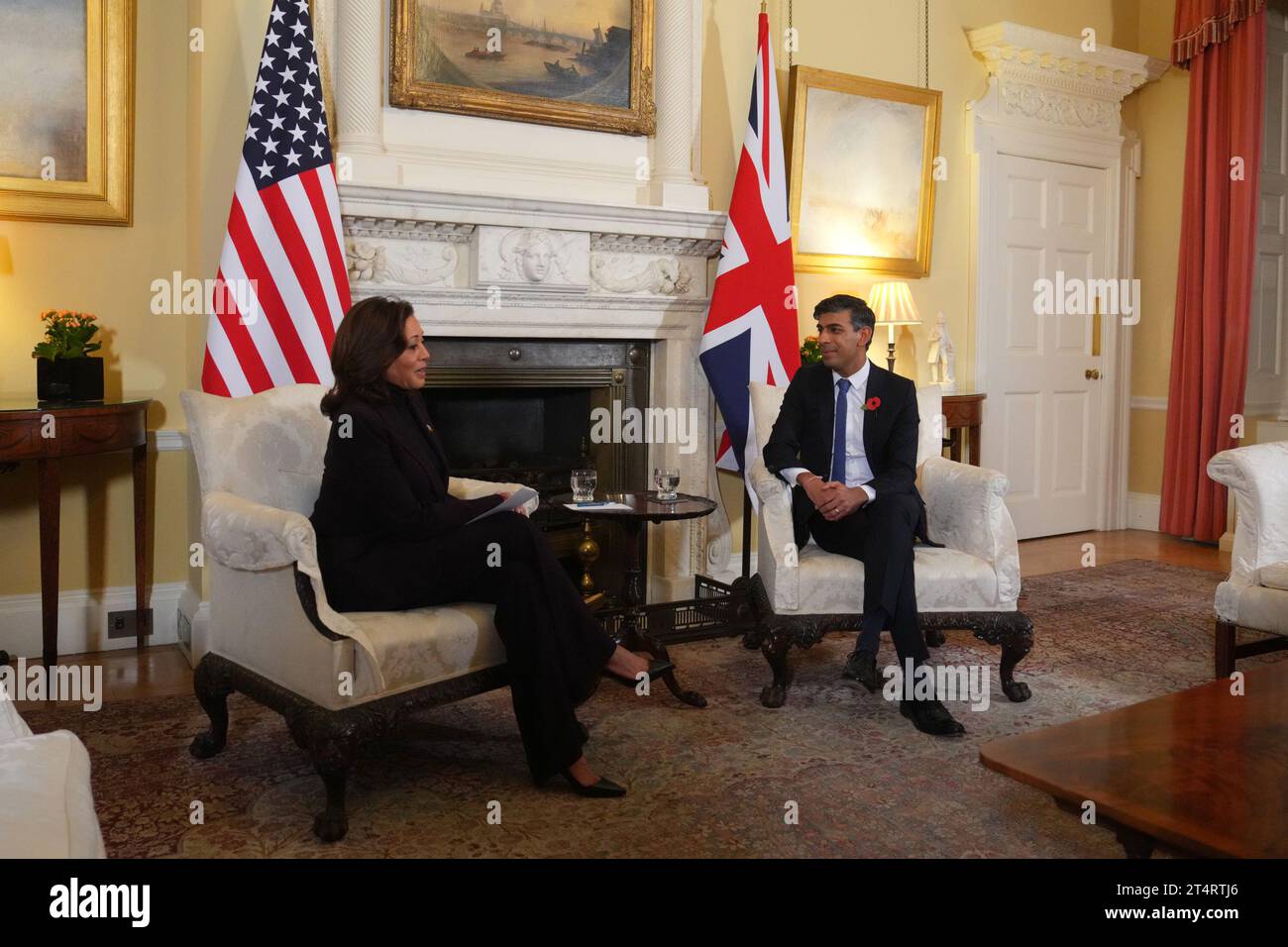 Il primo ministro Rishi Sunak dà il benvenuto al vicepresidente degli Stati Uniti Kamala Harris al 10 di Downing Street, a Londra per i colloqui, prima di partecipare al vertice sulla sicurezza dell'intelligenza artificiale, il primo vertice globale sull'uso sicuro dell'intelligenza artificiale. Data foto: Mercoledì 1 novembre 2023. Foto Stock