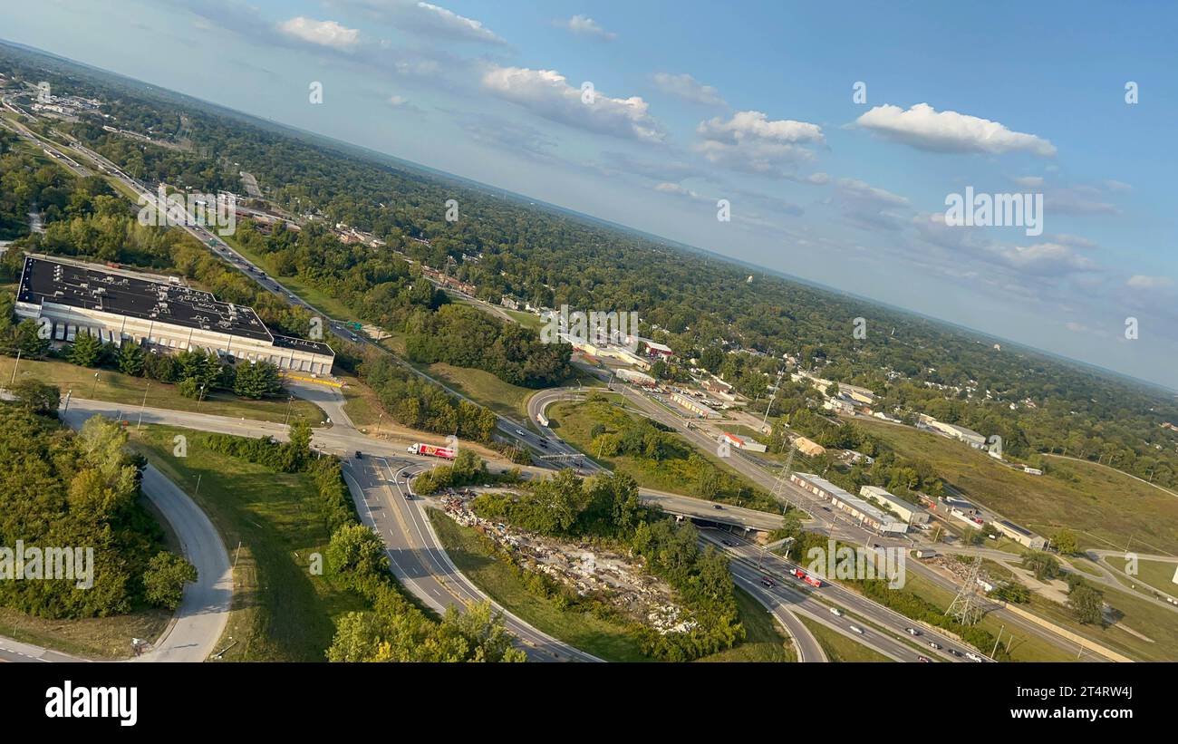 Una vista da un aereo che lascia il St. Louis, l'aeroporto del Missouri si prepara per il decollo. Foto Stock