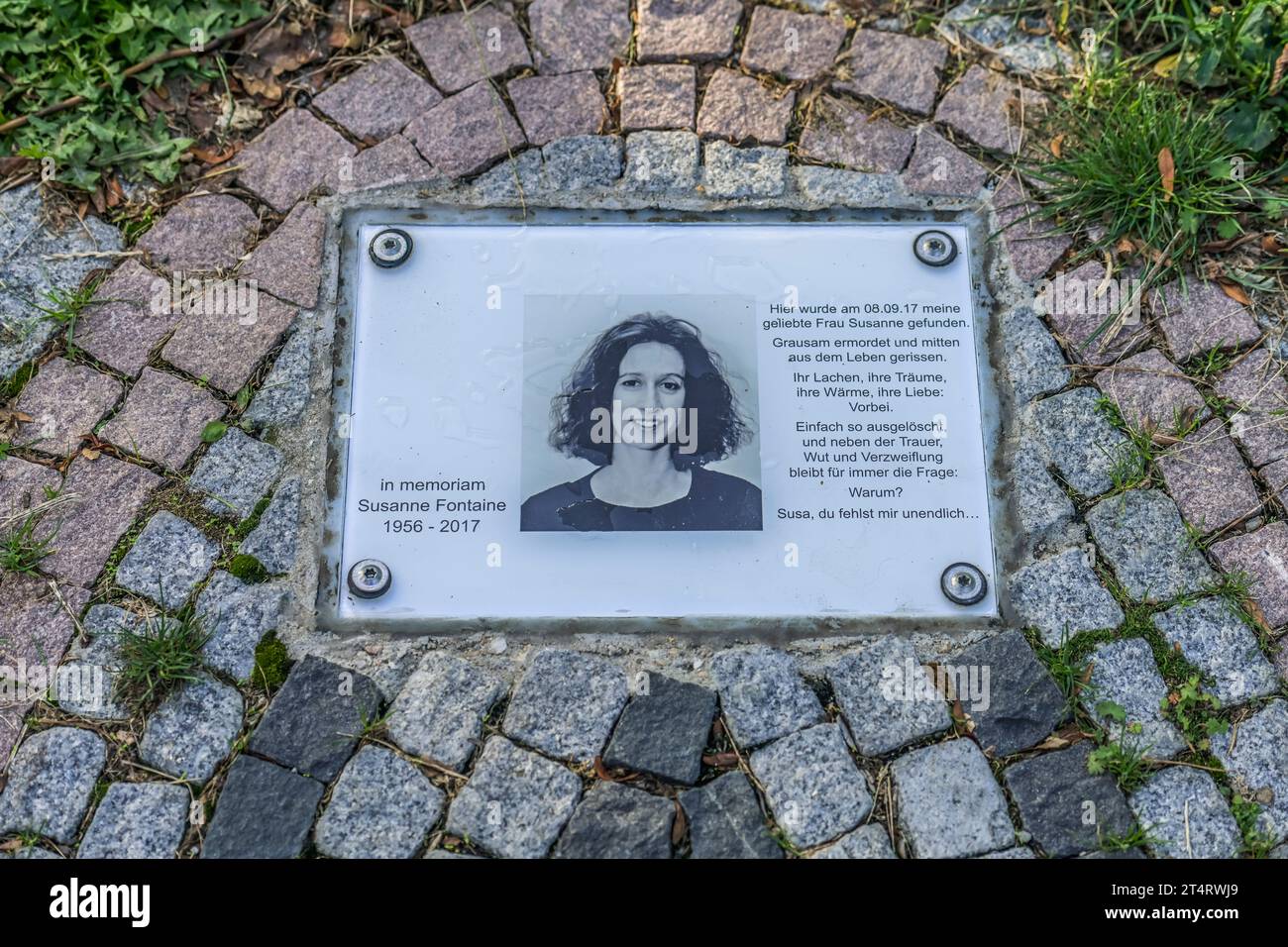 Gedenken Susanne Fontaine, Mord nahe Hardenbergplatz, Weg zum Schleusenkrug, Charlottenburg, Charlottenburg-Wilmersdorf, Berlino, Deutschland Foto Stock