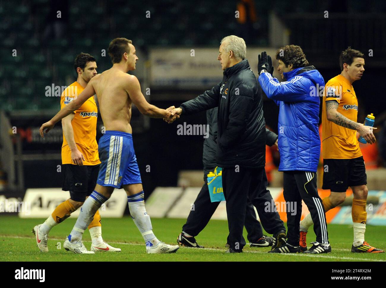 Wanderers contro Chelsea 02/01/2012 John Terry scuote la mano con Mick McCarthy. Foto Stock