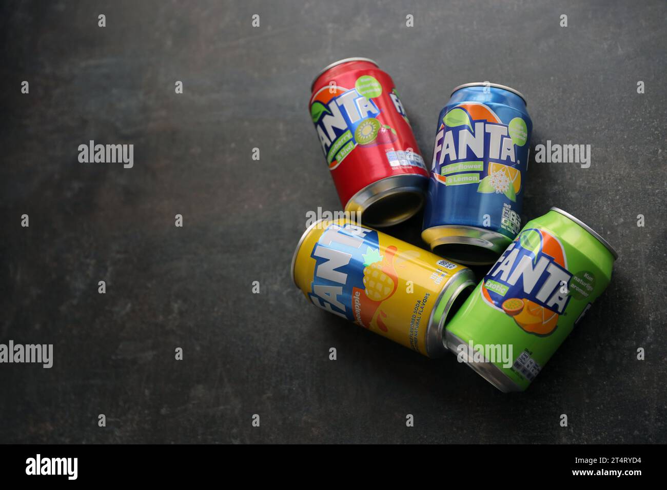 KIEV, UCRAINA - 4 MAGGIO 2023: Primo piano di lattine di latta di marca Fanta soft drink con vari sapori Foto Stock