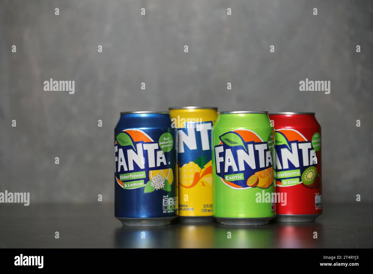 KIEV, UCRAINA - 4 MAGGIO 2023: Primo piano di lattine di latta di marca Fanta soft drink con vari sapori Foto Stock