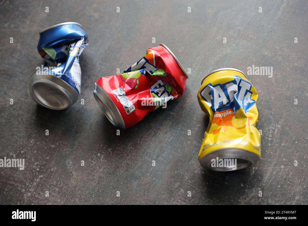 KIEV, UCRAINA - 4 MAGGIO 2023: Primo piano di lattine di latta crumpled di marca di bibite analcoliche Fanta con vari sapori Foto Stock