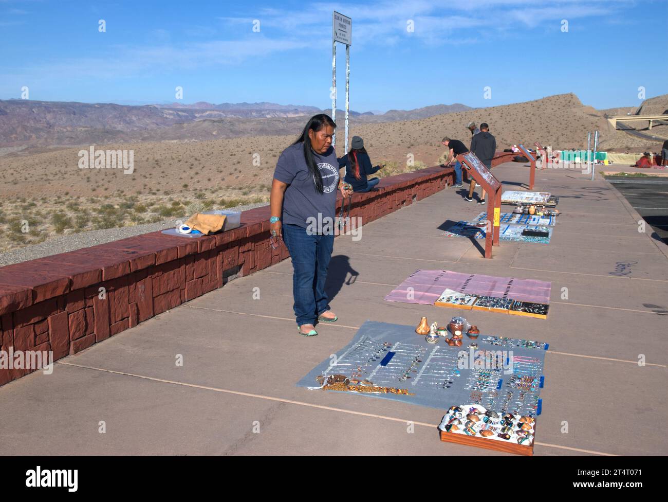 La foto mostra la donna nativa americana che vende manufatti e gioielli vicino al lago Mead, Nevada, USA. Foto Stock