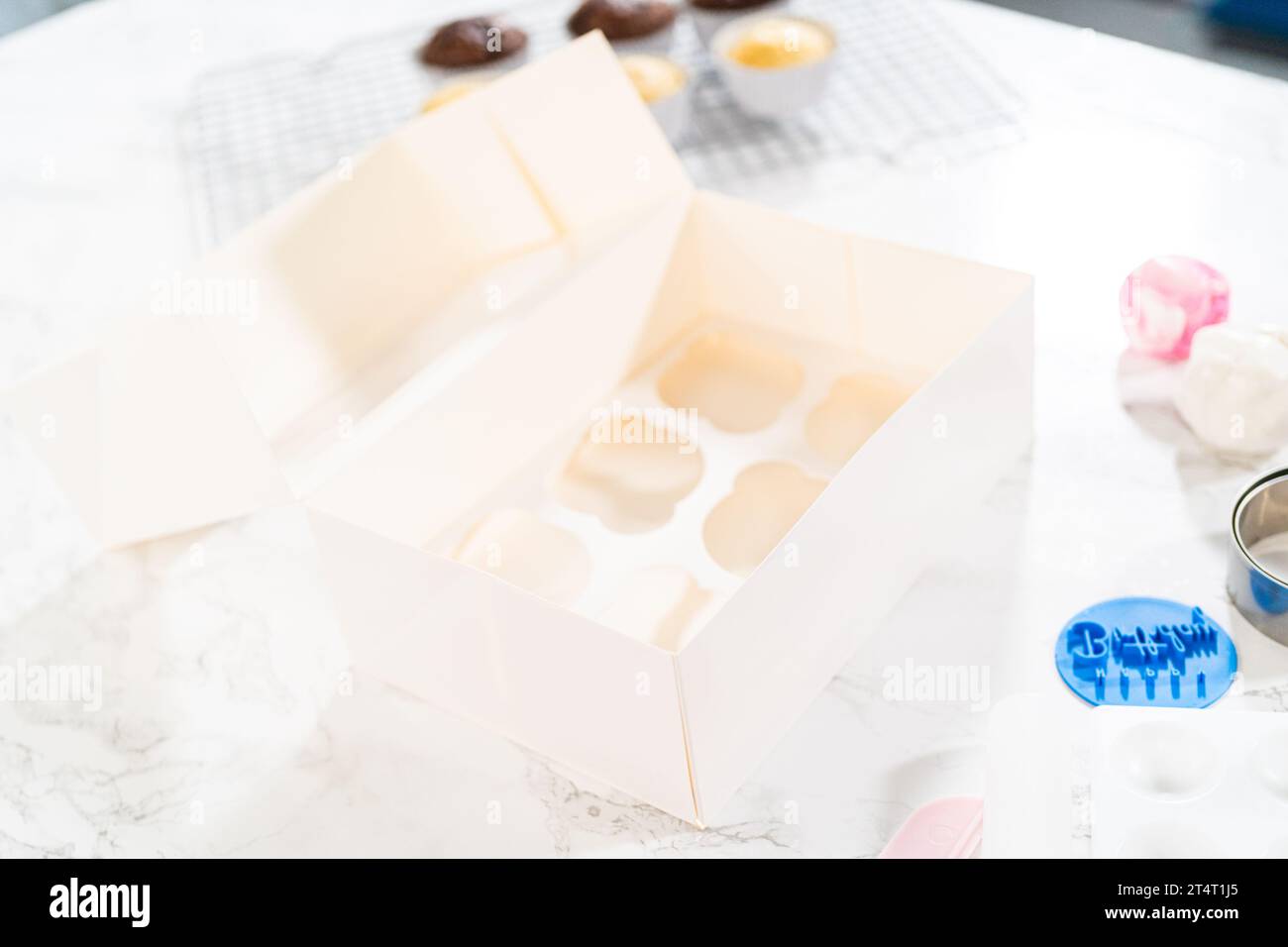 Creare stravaganti Cupcakes per festeggiare il compleanno Foto Stock