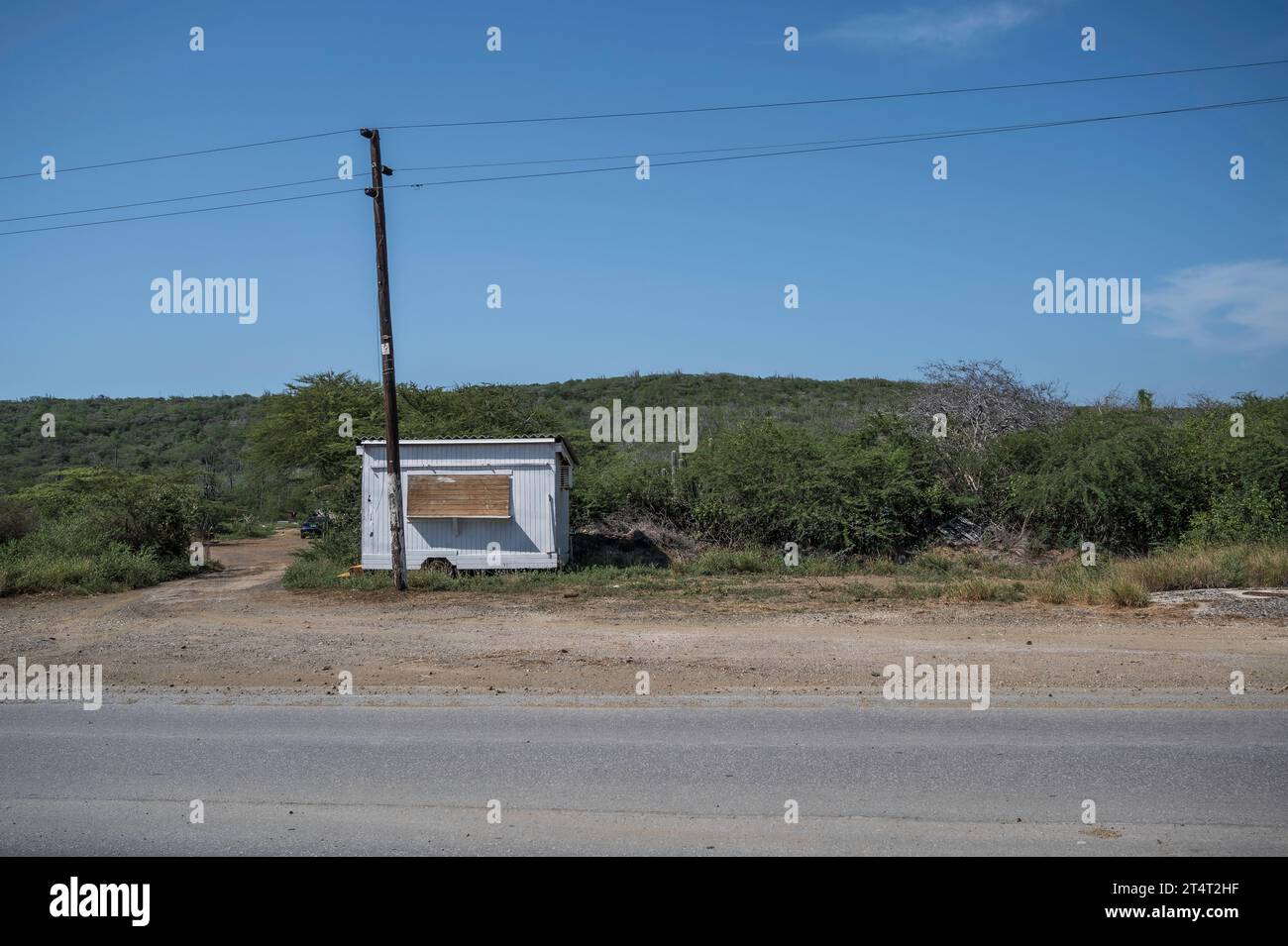 Un camion di cibo abbandonato, sul lato della strada, sull'isola olandese di Curacao, nel sud dei Caraibi Foto Stock