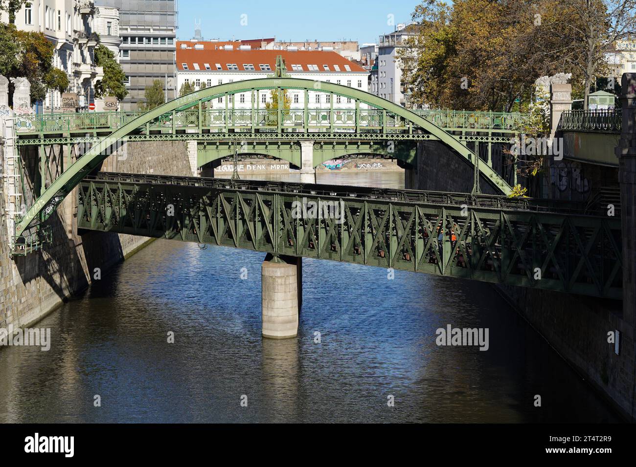 U-Bahn Brücke über Wien Fluss im November 2023, Wien, Österreich, Grenze zwischen 1. und 3. Wiener Gemeindebezirk, mündet a Donaukanal Foto Stock