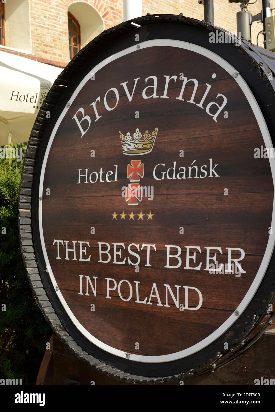 Pubblicità in botte all'esterno del ristorante Brovarnia presso il Gdansk Hotel a 5 stelle a Danzica, Polonia, Europa, UE Foto Stock