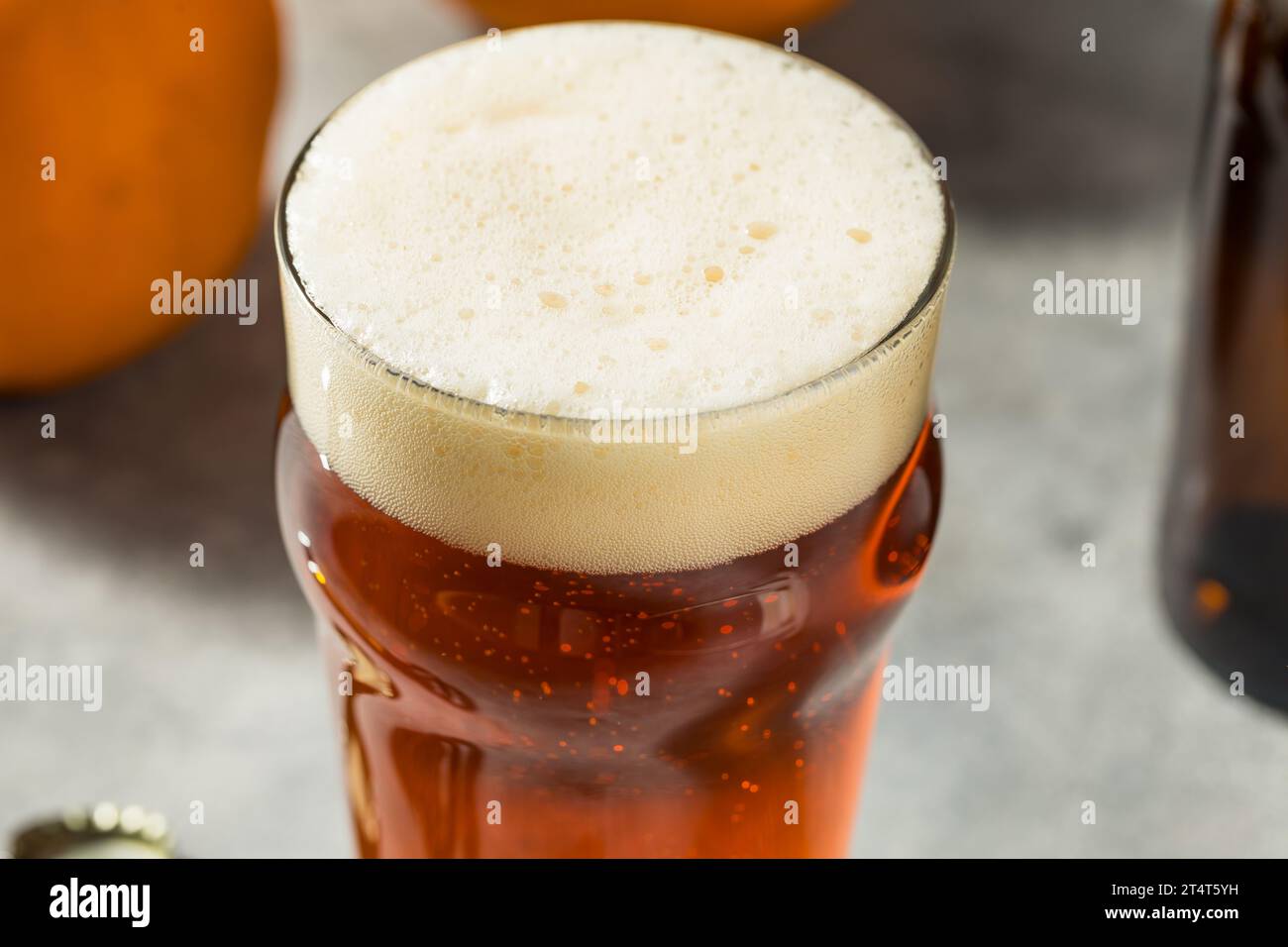 Birra fresca e fresca alla zucca fredda in un bicchiere di pinta Foto Stock