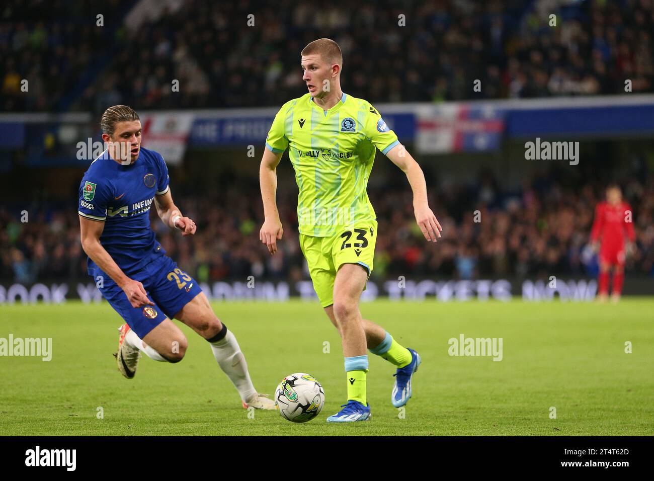 1 novembre 2023; Stamford Bridge, Chelsea, Londra, Inghilterra: Carabao Cup Football, Chelsea contro Blackburn Rovers; Adam Wharton del Blackburn Rovers è schiacciato da Conor Gallagher del Chelsea. Foto Stock