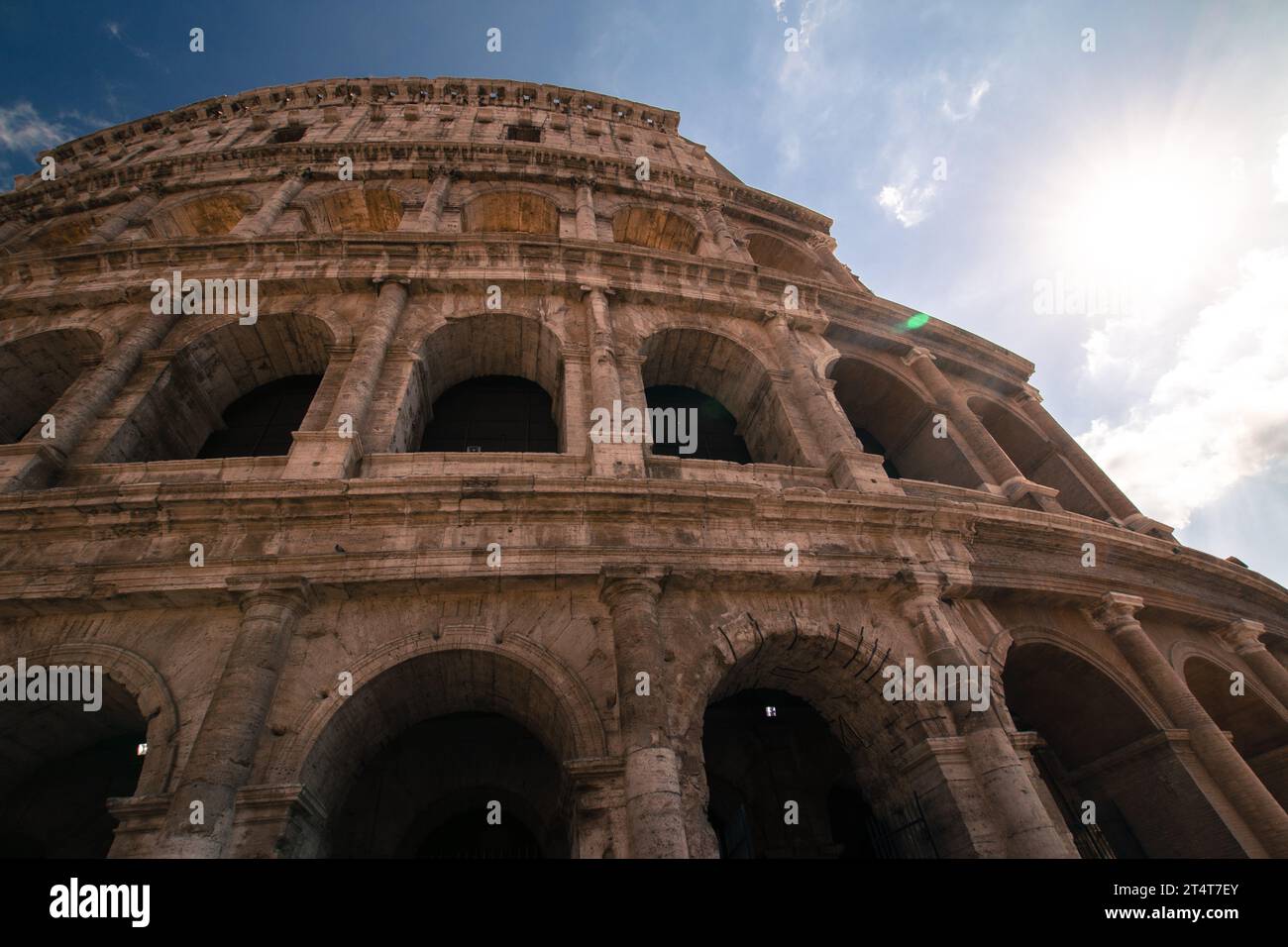 DAS imposante Kolosseum in Rom, Italien, bei strahlendem Sonnenschein und blauem Himmel. Eine atemberaubende Aufnahme des Antiken Amphitheater. Foto Stock